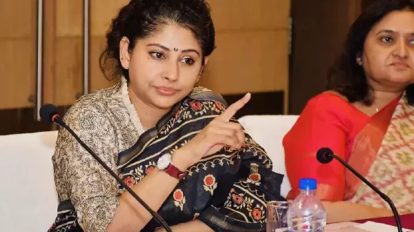  कौन हैं IAS स्मिता सभरवाल? जिनका AI की घिबली फोटो शेयर करने के बाद हुआ ट्रांसफर