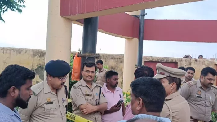 पानी टंकी में फंदे से लटका मिला प्रेमी युगल का शव, चार साल से था प्रेम-संबंध पानी टंकी में फंदे से लटका मिला प्रेमी युगल का शव, चार साल से था प्रेम-संबंध