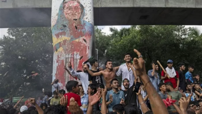बांग्लादेश में पहले भी हुआ है तख्तापलट, कई नेताओं को छोड़ना पड़ा था देश; जानिए पूरा घटनाक्रम बांग्लादेश में पहले भी हुआ है तख्तापलट, कई नेताओं को छोड़ना पड़ा था देश; जानिए पूरा घटनाक्रम