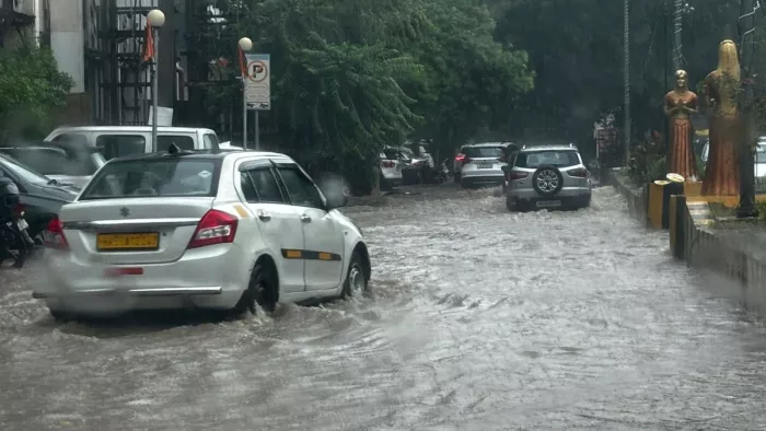 दिल्ली-NCR में बदला मौसम, गुरुग्राम में मूसलाधार बारिश से सड़कों पर जलभराव, कई इलाकों में लग रहा जाम दिल्ली-NCR में बदला मौसम, गुरुग्राम में मूसलाधार बारिश से सड़कों पर जलभराव, कई इलाकों में लग रहा जाम
