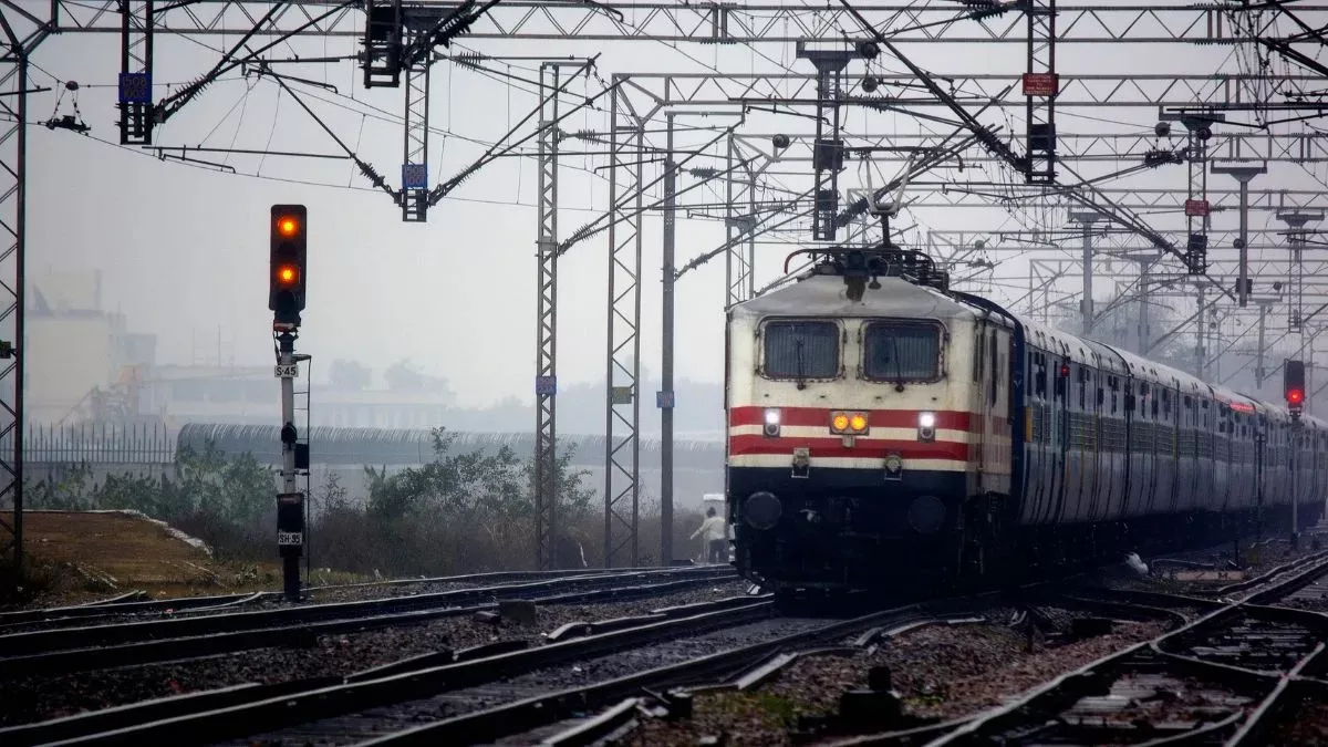   Trains Status Today: 34 घंटे तक की देरी से चल रही ट्रेनें, यात्रियों को झेलनी पड़ेगी परेशानी; देखें पूरी लिस्ट