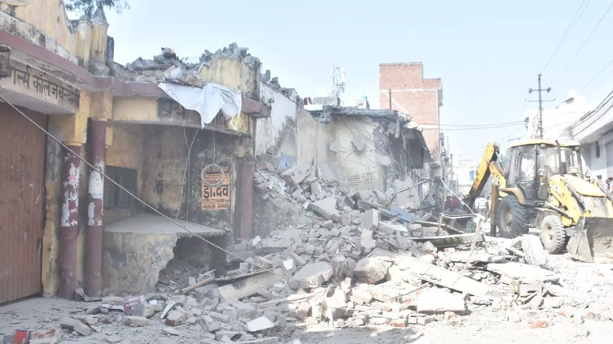 संभल में फिर चला योगी सरकार का बुलडोजर, स्कूल के गेट के साथ तोड़ी गई दुकानें; मची खलबली संभल में फिर चला योगी सरकार का बुलडोजर, स्कूल के गेट के साथ तोड़ी गई दुकानें; मची खलबली