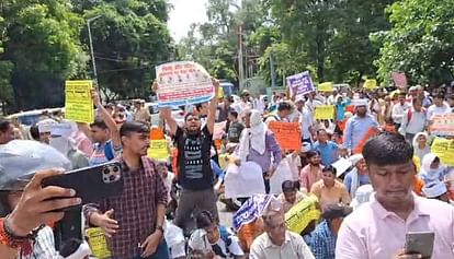 शिक्षक भर्ती: अभ्यर्थियों का ईको गार्डन में धरना, फिर से घेरेंगे मंत्रियों का आवास; आंदोलन करेंगे तेज शिक्षक भर्ती: अभ्यर्थियों का ईको गार्डन में धरना, फिर से घेरेंगे मंत्रियों का आवास; आंदोलन करेंगे तेज
