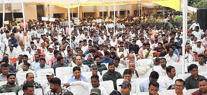 बिजली विभाग प्रदर्शन: निजीकरण के विरोध में बिजली कर्मचारियों का विरोध प्रदर्शन, सड़कों पर उतरे, कामकाज ठप बिजली विभाग प्रदर्शन: निजीकरण के विरोध में बिजली कर्मचारियों का विरोध प्रदर्शन, सड़कों पर उतरे, कामकाज ठप
