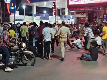 लखनऊ विश्वविद्यालय में वर्चस्व को लेकर दो गुटों में हुई मारपीट, कुलपति आवास घेर लखनऊ विश्वविद्यालय में वर्चस्व को लेकर दो गुटों में हुई मारपीट, कुलपति आवास घेर