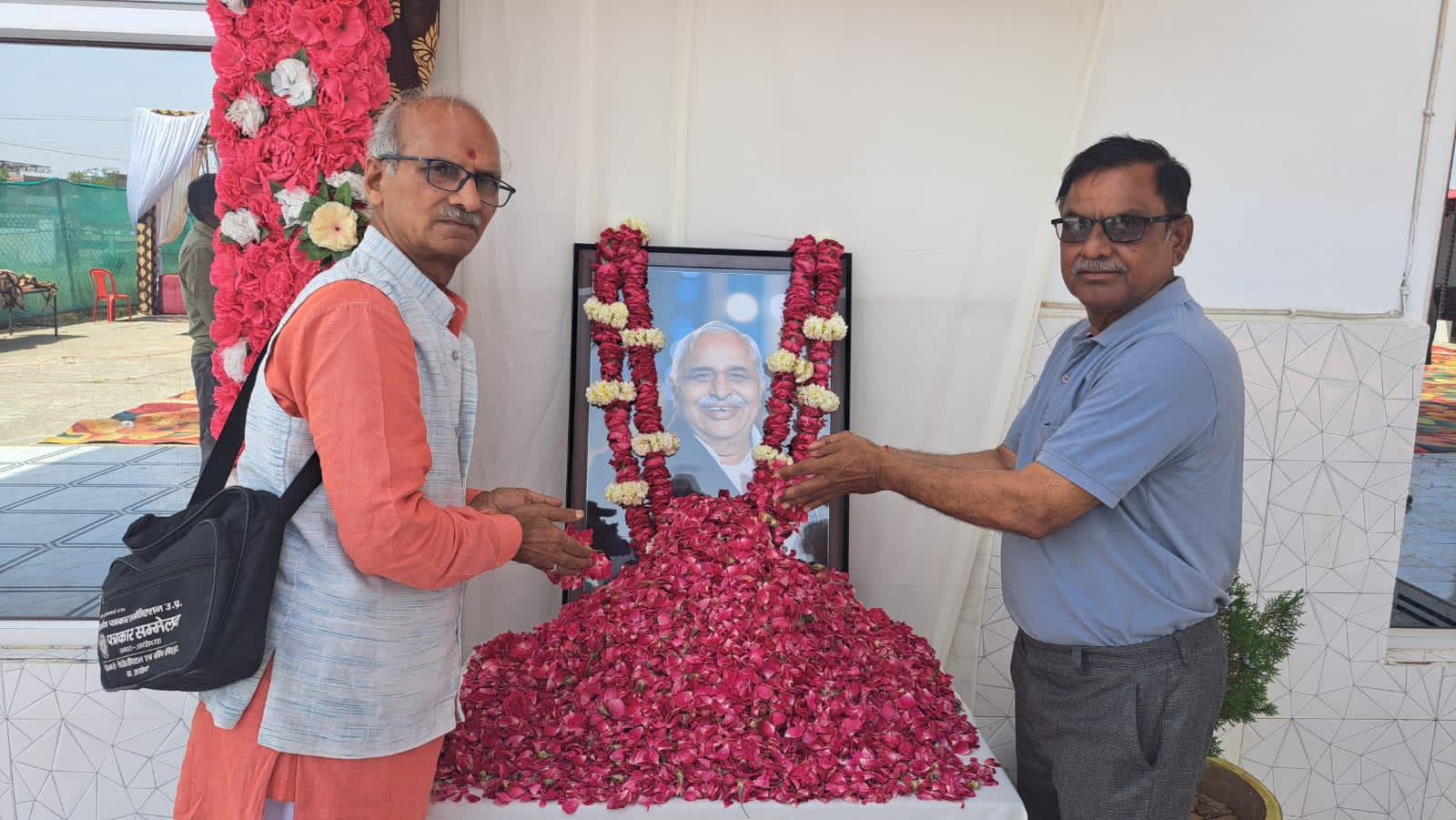 संघर्ष संपर्क एवं संवाद से ही संगठन मजबूत होता है - ग्रामीण पत्रकारो के हितो के लिये समर्पित थे: श्रवण कुमार द्विवेदी,देवी प्रसाद गुप्ता सॅघर्ष संपर्क एवं संवाद से ही संगठन मजबूत होता है - ग्रामीण पत्रकारो के हितो के लिये समर्पित थे: श्रवण कुमार द्विवेदी,देवी प्रसाद गुप्ता