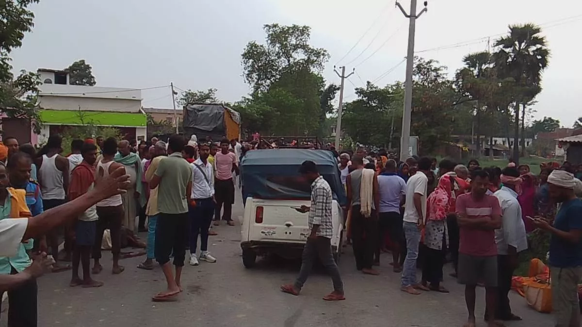 ट्रक और टेंपो की टक्कर में दो शिक्षकों की दर्दनाक मौत, आक्रोशित लोगों पर पुलिस ने किया लाठीचार्ज ट्रक और टेंपो की टक्कर में दो शिक्षकों की दर्दनाक मौत, आक्रोशित लोगों पर पुलिस ने किया लाठीचार्ज