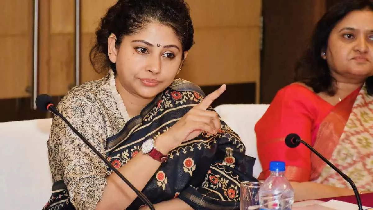 कौन हैं IAS स्मिता सभरवाल? जिनका AI की घिबली फोटो शेयर करने के बाद हुआ ट्रांसफर कौन हैं IAS स्मिता सभरवाल? जिनका AI की घिबली फोटो शेयर करने के बाद हुआ ट्रांसफर