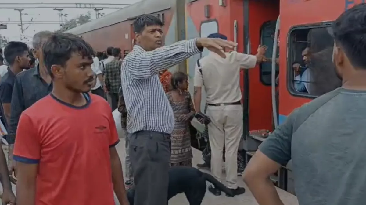 कामायनी एक्सप्रेस में बम की सूचना से मचा हडकंप, एक घंटे तक चलती रही चेकिंग कामायनी एक्सप्रेस में बम की सूचना से मचा हडकंप, एक घंटे तक चलती रही चेकिंग
