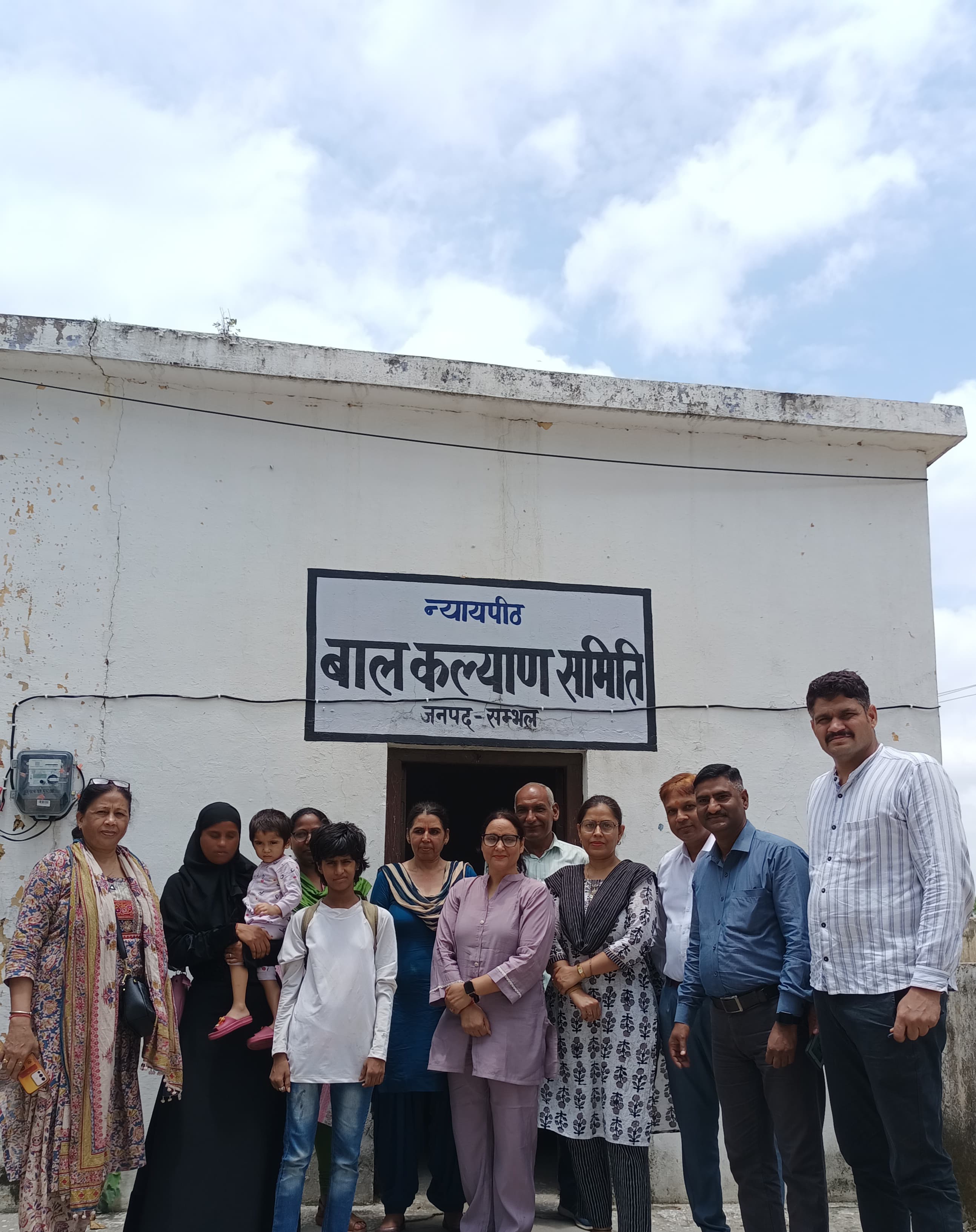 घर से भागी 14 वर्षीय व 3 बर्षीय बालिकायें दिल्ली से हुई बरामद, बाल कल्याण समिति सम्भल(न्यायपीठ)ने परिजनों को सौंपा