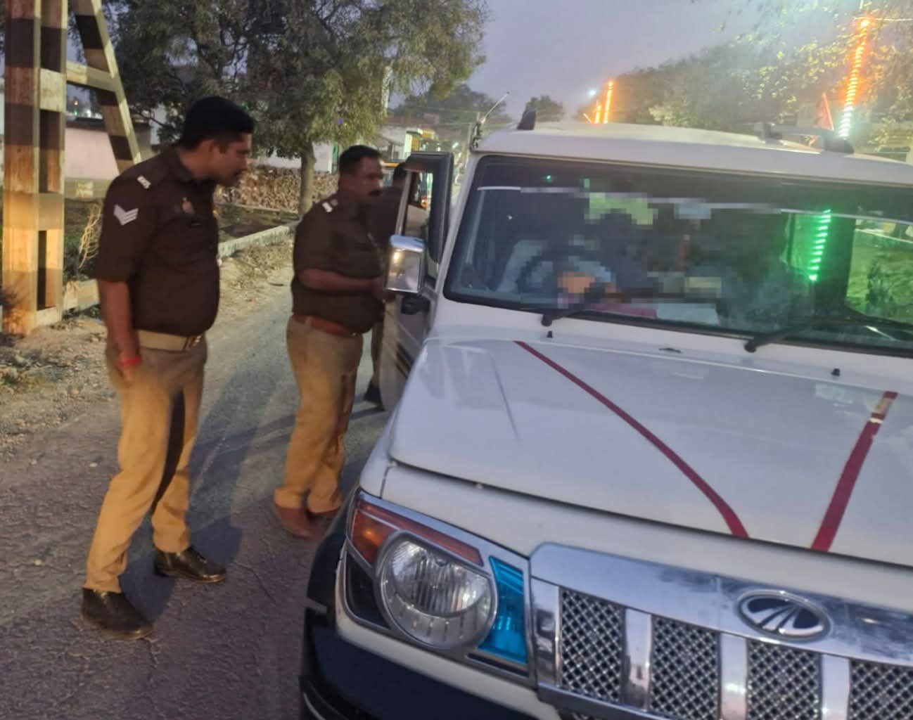 जौनपुर यातायात नियमों के अनुपालन के दृष्टिगत यातायात पुलिस एवं थाना पुलिस द्वारा 1303 वाहनों के चालान