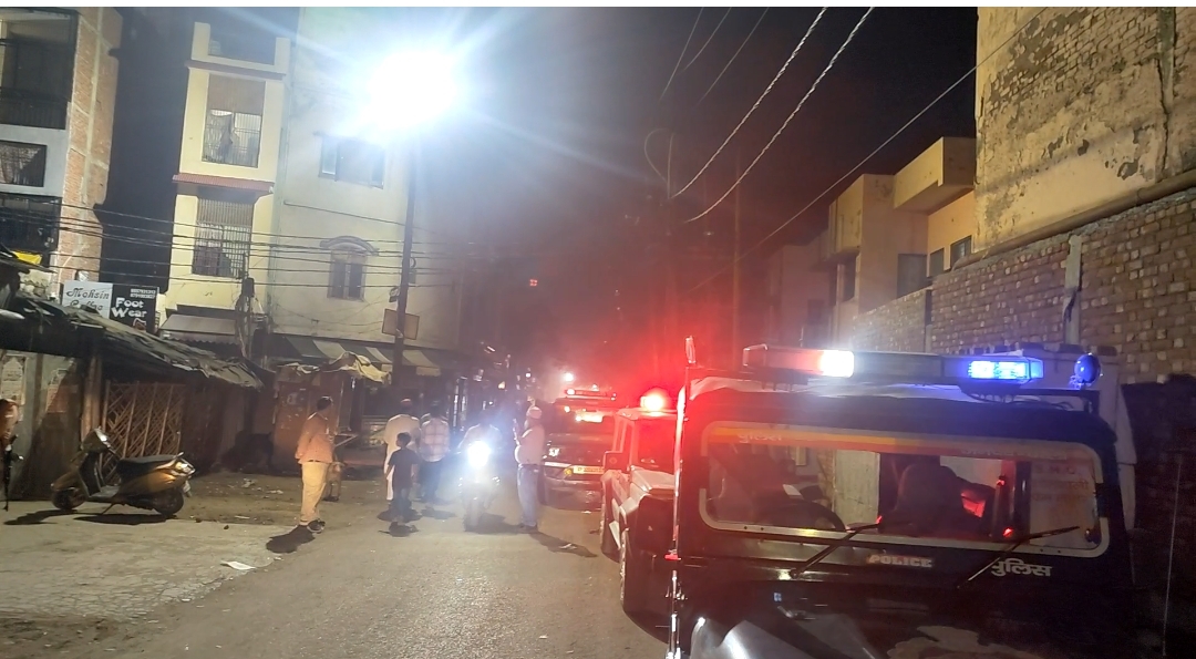 आजमनगर कबूतर चौक में अतिक्रमण से लगा जाम, पुलिस से भिड़े दुकानदार, कई थानों की फोर्स तैनात