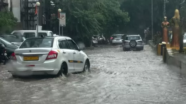 दिल्ली-NCR में बदला मौसम, गुरुग्राम में मूसलाधार बारिश से सड़कों पर जलभराव, कई इलाकों में लग रहा जाम