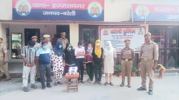 थाना इज्जतनगर #bareilly police  ने अनैतिक देह व्यापार करने वाले गिरोह का किया भन्डाफोड़, मौके से 02 पुरुष व 06 महिलाओं को किया गया गिरफ्तार