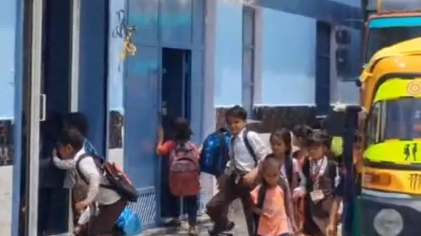 सरकारी आदेश की अनदेखी: कांवड़ यात्रा के चलते घोषित अवकाश के बावजूद खुला हाशमी पब्लिक स्कूल, स्कूल जाते दिखे बच्चे