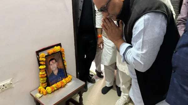 कांग्रेस प्रदेश अध्यक्ष अजय राय बीएलओ सर्वेश कुमार गंगवार के निवास पहुंचे, परिवार को गहरी संवेदनाएं व्यक्त की ढांढस बंधाया 