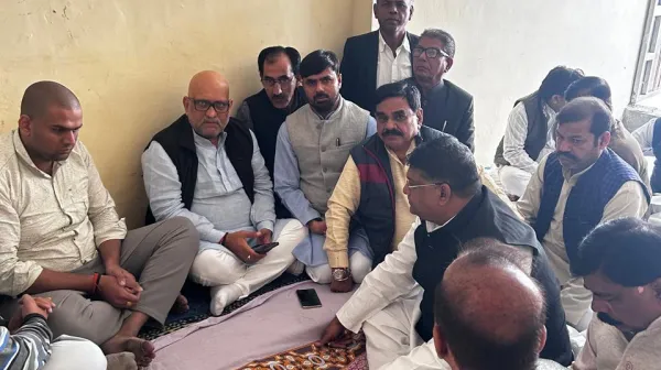 उ०प्र० कांग्रेस कमेटी प्रदेश अजय राय अंबेडकर पार्क पहुंचे बाबा साहेब डॉ भीमराव अंबेडकर पुण्यतिथि पर माल्यार्पण कर श्रद्धा सुमनअर्पित किए